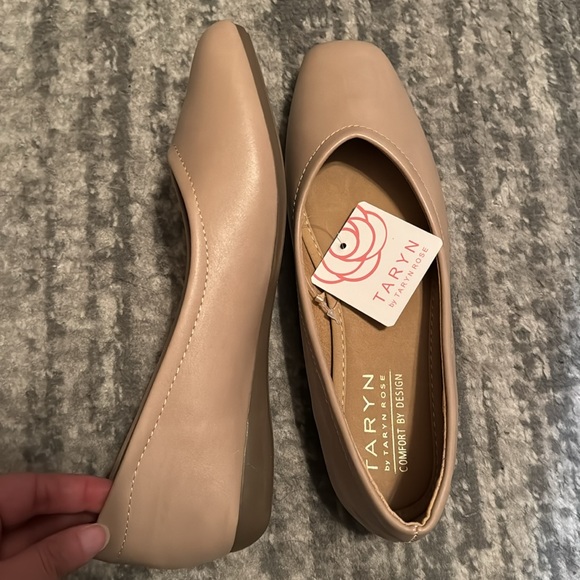 Taryn Rose Women's Faux Leather Flats Shoes NIB Beige Nude FITS LIKE A 6-7 size - Picture 9 of 13